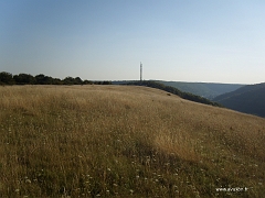 La partie centrale du plateau calcaire, avec son antenne de communication stratégiquement placée à 367 mètres d'altitude